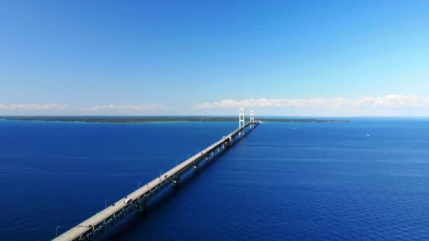 Aerial View Traffic Crossing Mackinac Bridge Daytime Summer — Stok video