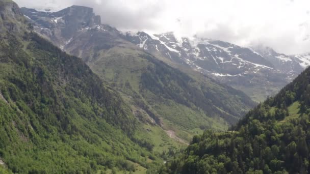 Tilt Beautiful Green Valley Clouds Rolling High Mountains — Stockvideo