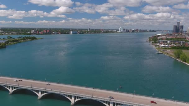 Establishing Shot Douglas Macarthur Bridge Detroit River Video Filmed Best — Stok video