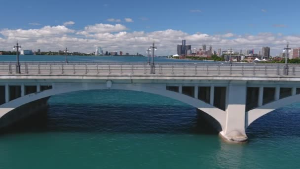 Establishing Shot Douglas Macarthur Bridge Detroit River Video Filmed Best — Stok video