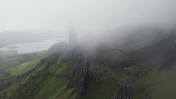 Parallax Drone Shot Old Man Storr Landscape Scotland Cloudy Foggy — Stockvideo