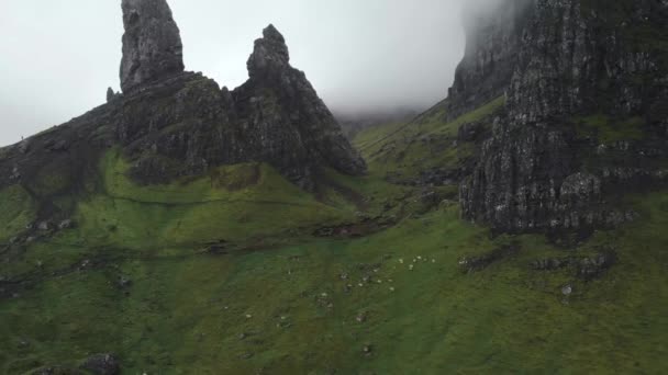 Aerial Drone View Old Man Storr Isle Skye Scotland Green — Vídeo de Stock