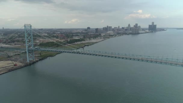 Video Aerial Ambassador Bridge Detroit River Downtown Detroit Video Filmed — Wideo stockowe