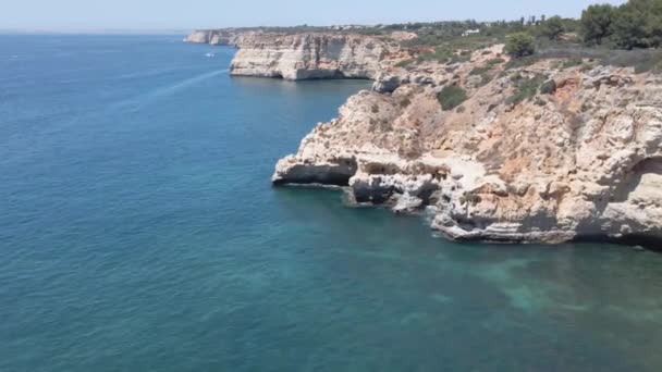 Aerial Couple Hugging Overlooking Beautiful Mediterranean Sea Clifftop — Vídeo de Stock