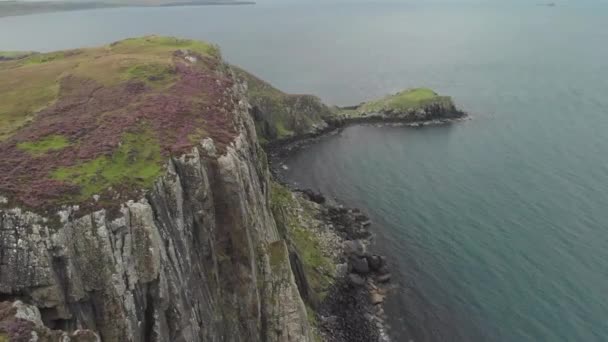 Drone Shot Coast Cliff Landscape Beautiful Isle Skye Scotland Green — Wideo stockowe