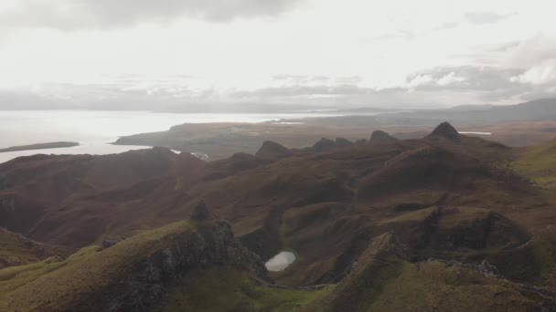 Εκπληκτική Drone Πυροβόλησε Quiraing Βουνό Και Λόφο Τοπίο Στο Νησί — Αρχείο Βίντεο