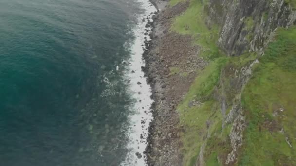 Drone Shot Coast Cliff Isle Skye Scotland Clear Blue Water — ストック動画