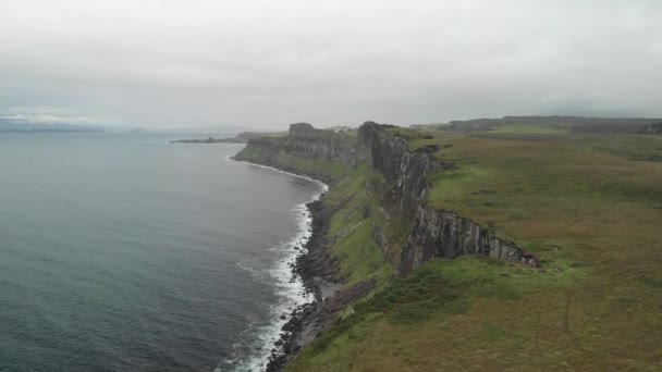 Drone Shot Coast Cliffs Isle Skye Scotland Green Landscape Calm — 图库视频影像