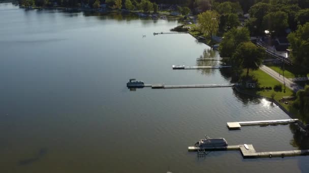 Drone Shot Lake Boats Docks Afternoon — Stockvideo