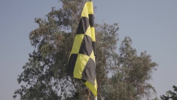 Black Yellow Checker Golf Flag Subtle Movement — Stockvideo