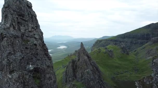 Advance Drone Shot Old Man Storr Rock Formations Isle Skye — Vídeo de Stock