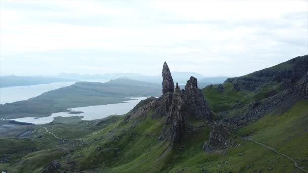 Advance Drone Shot Old Man Storr Rock Formations Isle Skye — Vídeo de Stock