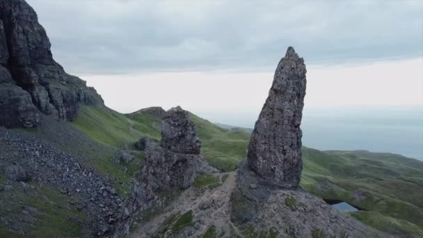 Advance Drone Shot Old Man Storr Rock Formations Isle Skye — Vídeo de Stock