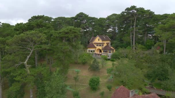 Aerial Drone Flying Villa French Colonial Style Pine Trees Forest_Dalat — Stock video