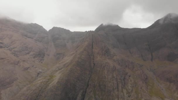 Drone Shot Mountains Isle Skye Highlands Scotland Green Grass Stone — Vídeo de Stock