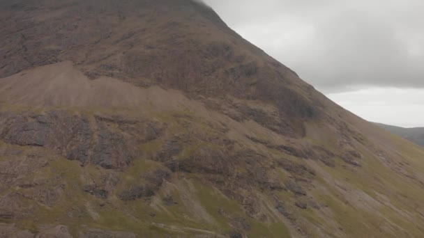 Advance Drone Shot Isle Skye Highlands Scotland Close View Tall — ストック動画