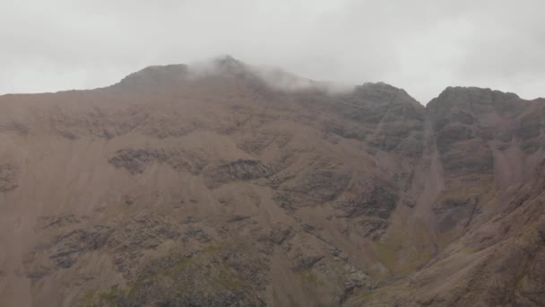 Drone Shot Turning Right Mountain Landscape Isle Skye Highlands Scotland — Stockvideo