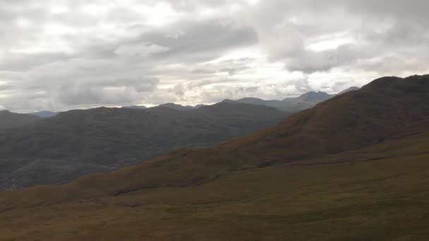 Πανοραμική Drone Πλάνο Των Βουνών Πράσινο Γρασίδι Στο Loch Lomond — Αρχείο Βίντεο