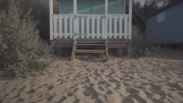 Beach House Hunstanton England Sand Beach Зеленая Растительность Голубое Чистое — стоковое видео