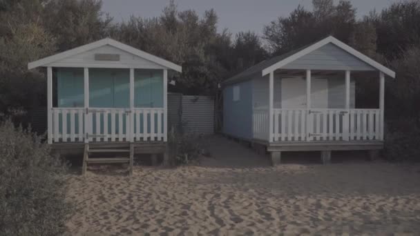 Θέα Δύο Ξύλινων Παραλιακών Σπιτιών Στο Hunstanton Αγγλίας Όμορφη Άμμος — Αρχείο Βίντεο