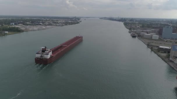 Video Aerial Large Tanker Ships Detroit River Downtown Detroit — стоковое видео