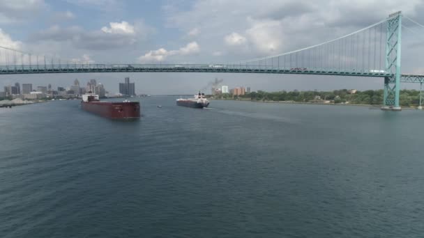 Video Aerial Large Tanker Ships Detroit River Downtown Detroit — Vídeo de Stock