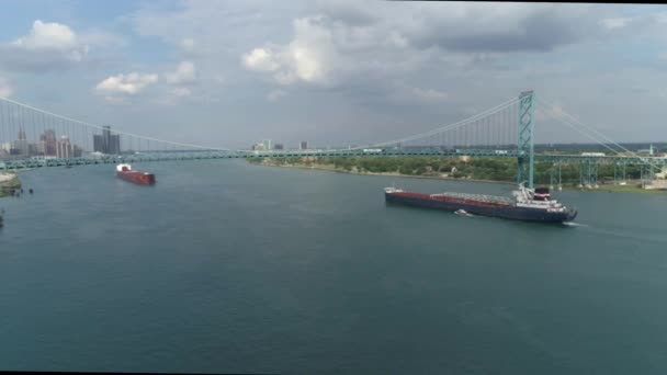 Video Aerial Large Tanker Ships Detroit River Downtown Detroit — стокове відео