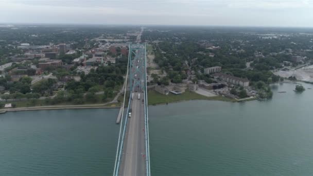Video Aerial Ambassador Bridge Detroit River Downtown Detroit Video Filmed — Stockvideo