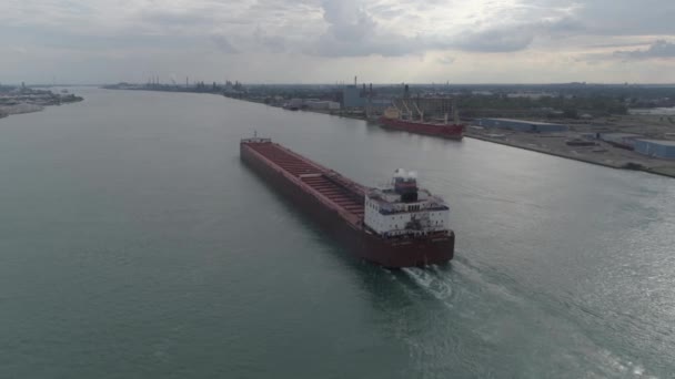 Video Aerial Large Tanker Ships Detroit River Downtown Detroit — Stockvideo