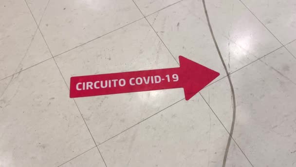 Covid Κύκλωμα Κόκκινο Βέλος Αυτοκόλλητο Πάτωμα Στην Κλινική Νοσοκομείο Λατινική — Αρχείο Βίντεο