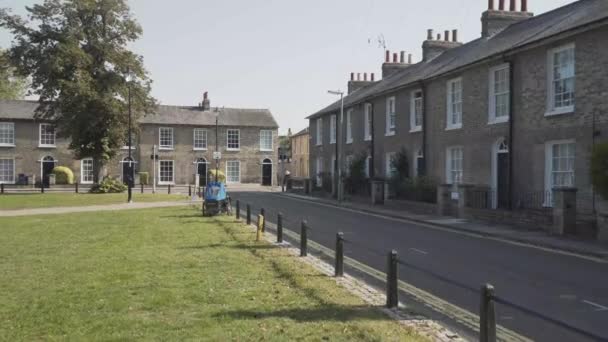 View Typical Street Cambridge City England Brick Houses Green Grass — Vídeo de Stock