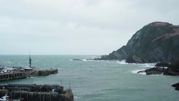 Verity Statue Ilfracombe Harbour Waves Splashing Coastal Cliffs Ilfracombe North — 비디오