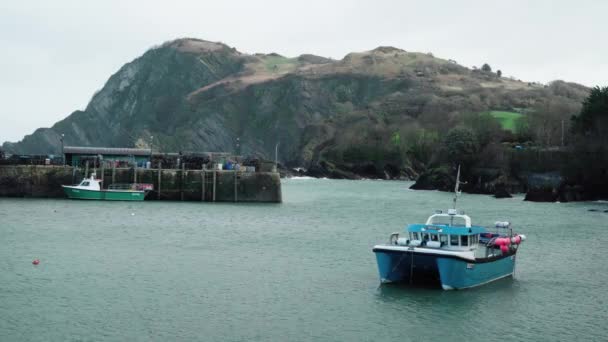 Fishing Boats Moored Floating Calm Water Ilfracombe Harbour Rocky Mountain — Stockvideo