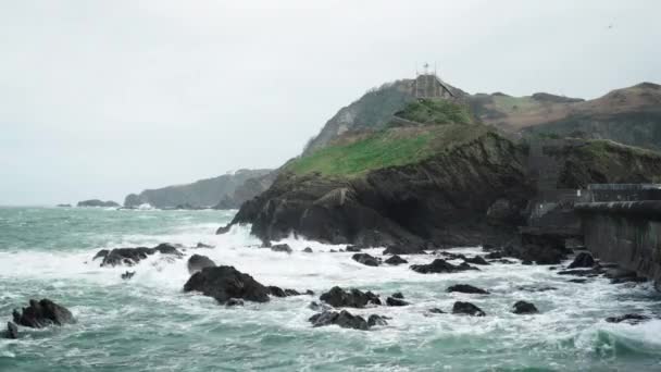 Ocean Waves Crashing Splashing Rocky Coastal Cliffs Beach Ilfracombe North — Stockvideo