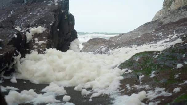 Sea Foam Washed Ashore Rocky Beach Ilfracombe North Devon Coast — Vídeo de Stock