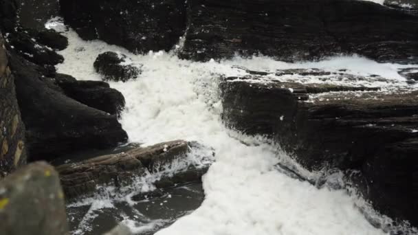 White Sea Foam Washed Ashore Blown Wind Rocks Ilfracombe North — Vídeo de stock