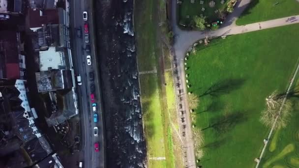 Flyover Shallow Stream Roadside Lynmouth England Aerial Shot — ストック動画