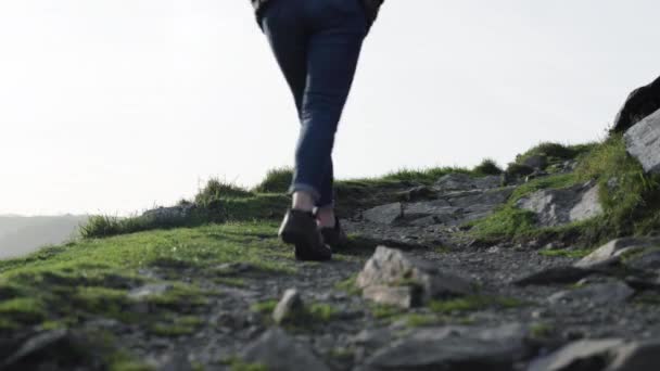 British Woman Walk Sightseeing Valley Rocks Lynton United Kingdom Camera — Stockvideo