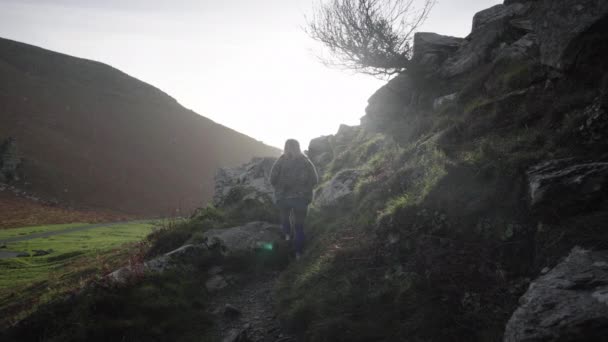 Young Woman Climbing Valley Rocks Early Morning Lynton North Devon — Stok video
