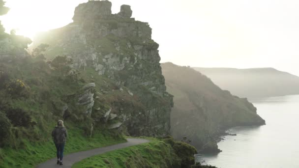 Lone Woman Walking Road Valley Rocks Coast North Devon England — Stockvideo