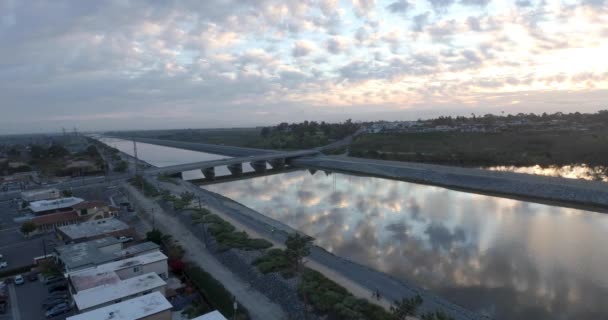 Aerial Panorama Sunrise River Urban Setting — ストック動画