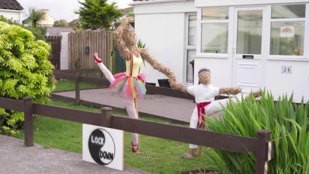Dressed Scarecrows English Village United Kingdom Lockdown Sign Yin Yang — Video