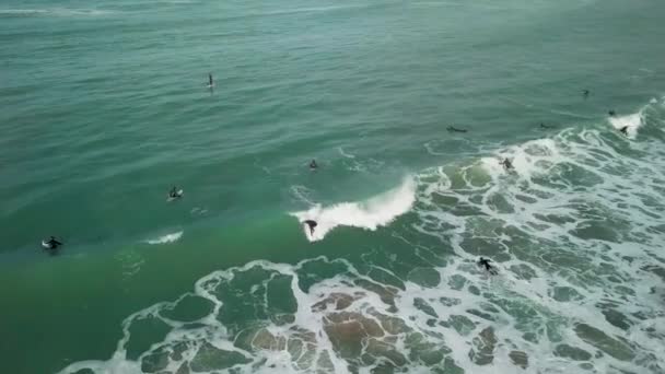 Fistral Beach Newquay England Surfers Having Fun Blue Calm Ocean — 图库视频影像