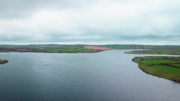 Чудове Спокійне Озеро Стітіанс Під Хмарним Небом Великобританії — стокове відео