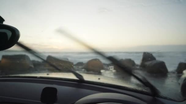 Автомобіль Припаркований Березі Моря Протиранням Вологого Вітрового Скла Під Час — стокове відео