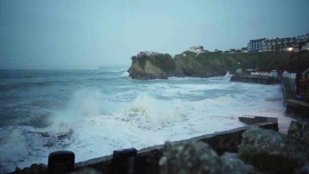 Huge Waves Splashing Shoreline Cyclone Ciara Wide Shot — ストック動画