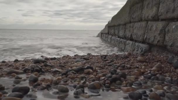Close View Small Waves Breaking Brighton City Beach England Stones — Stock Video