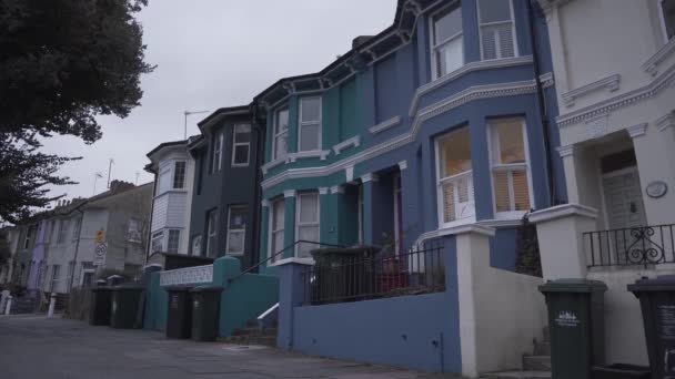 Вид Парадных Домов Раскрашенных Разные Цвета Улице Светлой Англии Ветреный — стоковое видео