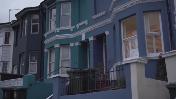 Прекрасний Вид Передні Будинки Пофарбовані Різні Кольори Вулиці Брайтона Англії — стокове відео