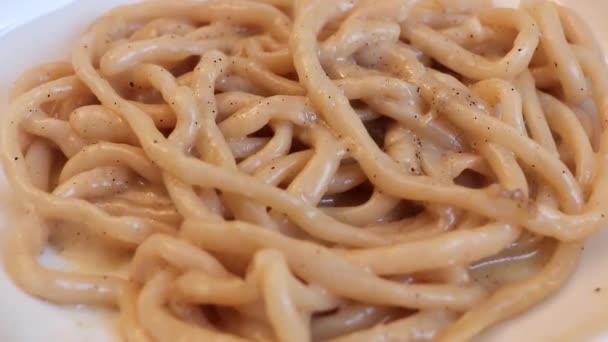 Close Homemade Pici Noodles Cacio Pepe Sauce Cheese Pepper — Stock video